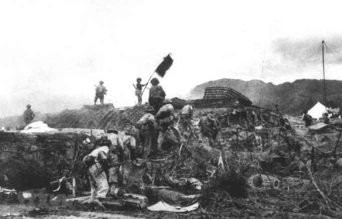 Chiều 7/5/1954, lá cờ "Quyết chiến - Quyết thắng" của Quân đội nhân dân Việt Nam tung bay trên nóc hầm tướng De Castries. Chiến dịch lịch sử Điện Biên Phủ đã toàn thắng. (Ảnh: Tư liệu/TTXVN phát)