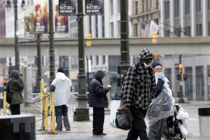 Người dân đeo khẩu trang phòng lây nhiễm COVID-19 tại Detroit, Michigan, Mỹ, ngày 7/4/2020. (Nguồn: AFP/TTXVN)