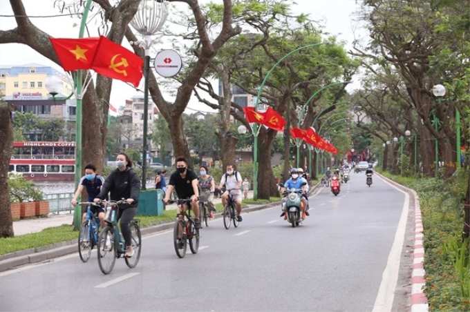 Hà Nội trang hoàng đường phố, chào mừng 45 năm Ngày thống nhất đất nước. (Ảnh: Anh Tuấn/TTXVN)