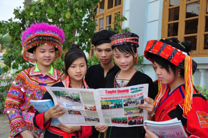 Học sinh Trường Phổ thông Dân tộc nội trú THPT tỉnh tìm hiểu thông tin trên Báo Tuyên Quang. Ảnh:Lý Thịnh