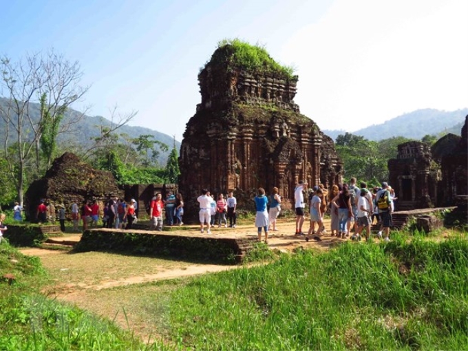 Khách du lịch, đã bắt đầu quay trở lại tham quan Di sản Văn hóa thế giới Mỹ Sơn. (Ảnh: Hữu Trung/TTXVN)