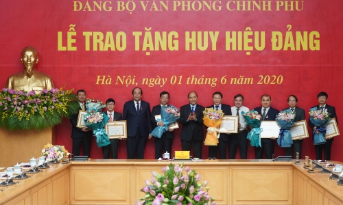 Thủ tướng dự lễ trao Huy hiệu Đảng của Đảng bộ Văn phòng Chính phủ