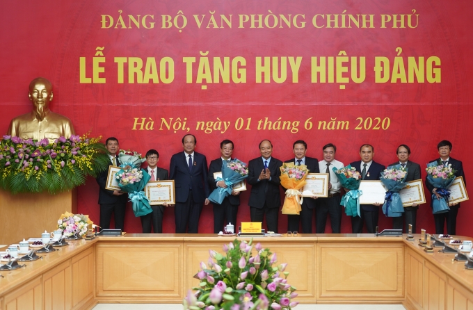 Bảy đồng chí thuộc các Vụ, Cục của VPCP được trao tặng Huy hiệu 30 năm tuổi Đảng - Ảnh: VGP/Quang Hiếu