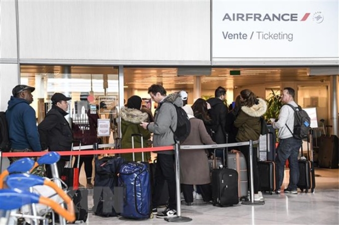 Hành khách chờ làm thủ tục tại sân bay Paris-Charles-de-Gaulle ở Roissy en France, Pháp. (Ảnh: AFP/TTXVN)