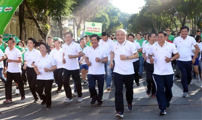 Nhiều đồng chí là lãnh đạo TPHCM tham gia "Ngày chạy Olympic vì sức khỏe toàn dân" năm 2020. Ảnh: SGGP