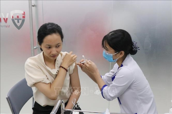 Người dân tiêm vaccine phòng bạch hầu tại Trung tâm VNVC Buôn Ma Thuột. Ảnh: TTXVN