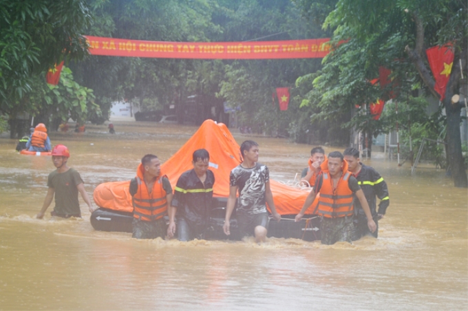 Lực lượng chức năng đang triển khai cứu hộ giúp người dân Thành phố Hà Giang. Ảnh: baohagiang.vn