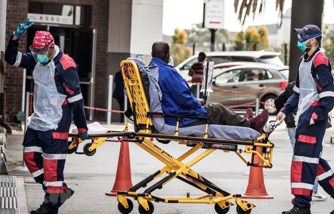 Chuyển bệnh nhân mắc COVID-19 vào một bệnh viện ở Port Elizabeth, Nam Phi. (Ảnh: AFP/TTXVN)