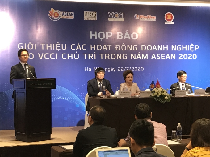 Tiến sĩ Vũ Tiến Lộc, Chủ tịch VCCI, Chủ tịch ASEAN BIS 2020, Chủ tịch VBS 2020 phát biểu tại buổi họp báo.