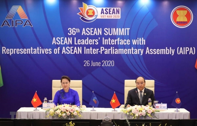 Thủ tướng Nguyễn Xuân Phúc, Chủ tịch ASEAN 2020 và Chủ tịch Quốc hội Nguyễn Thị Kim Ngân, Chủ tịch Hội đồng Liên Nghị viện ASEAN (AIPA) lần thứ 41 chủ trì Đối thoại giữa các Nhà lãnh đạo ASEAN và AIPA. (Ảnh: Thống Nhất/TTXVN)