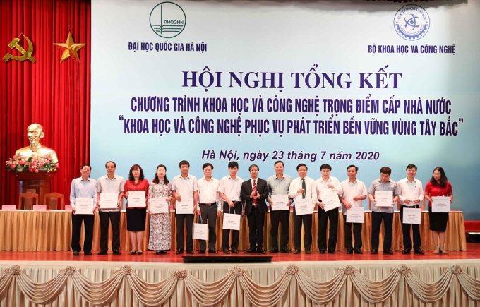 PGS.TS. Nguyễn Kim Sơn, Giám đốc Đại học Quốc gia Hà Nội bàn giao sản phẩm khoa học và công nghệ cho các tỉnh vùng Tây Bắc