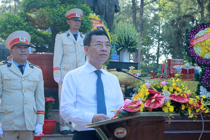 Bộ trưởng Bộ TT&TT Nguyễn Mạnh Hùng đọc diễn văn tưởng niệm các anh hùng, liệt sĩ - Ảnh: VGP/Đỗ Hương