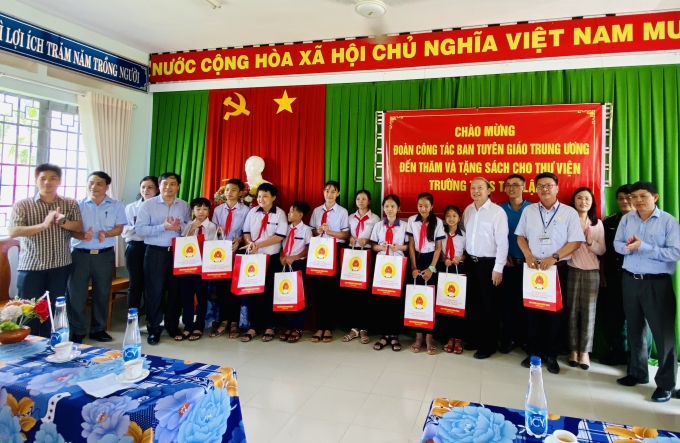 Đoàn công tác Ban Tuyên giáo Trung ương tặng sách tại trường THCS Tân Lập (huyện Tân Biên).