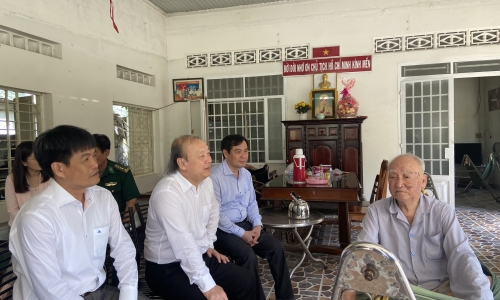 Đồng chí Võ Văn Phuông thăm và tặng quà các gia đình chính sách tại Tây Ninh
