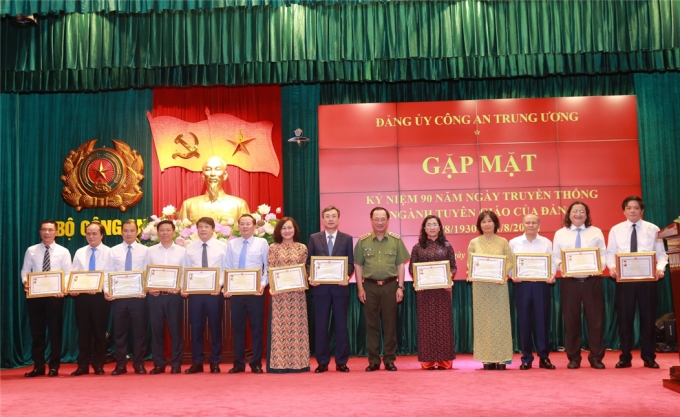 Thứ trưởng Nguyễn Văn Thành trao Kỷ niệm chương “Bảo vệ an ninh Tổ quốc” của Bộ Công an tặng các cá nhân thuộc Ban Tuyên giáo Trung ương.