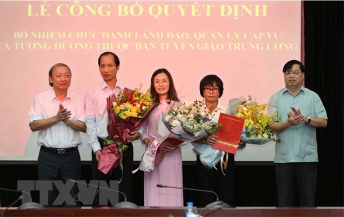Đồng chí Võ Văn Phuông (bên trái), Phó Trưởng ban Thường trực Ban Tuyên giáo Trung ương và ông Lê Mạnh Hùng, Phó Trưởng Ban Tuyên giáo Trung ương trao quyết định cho các cá nhân. (Ảnh: Dương Giang/TTXVN)