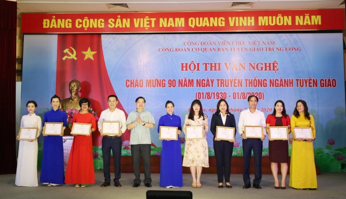 Đồng chí Lê Mạnh Hùng trao tặng 10 giải C của Hội thi.