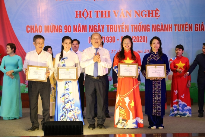 Đồng chí Võ Văn Phuông trao tặng 5 giải B của Hội thi.
