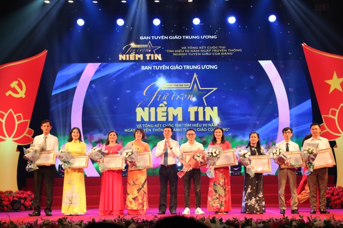 Đồng chí Võ Văn Thưởng tao Chứng nhận Cuộc thi cho các cá nhân đoạt giải Nhất các tuần thi