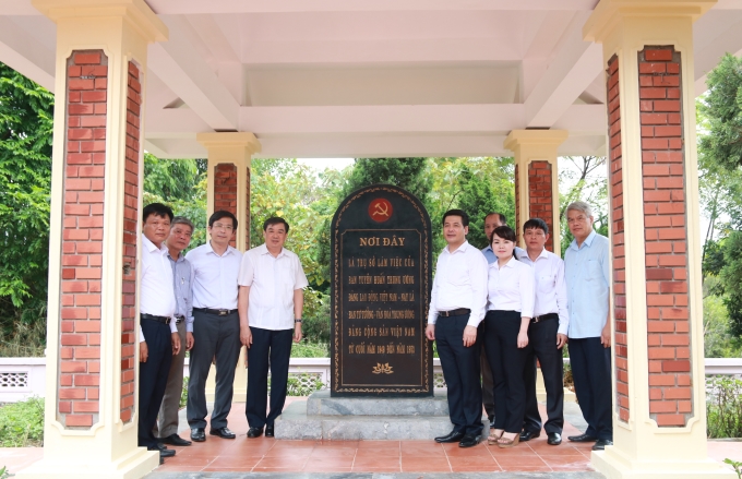 Đồng chí Phó Trưởng ban Tuyên giáo Trung ương Nguyễn Hồng Diên và các đồng chí lãnh đạo tỉnh, huyện Sơn Dương thăm Bia di tích Ban Tuyên huấn Trung ương. (Ảnh: TA)