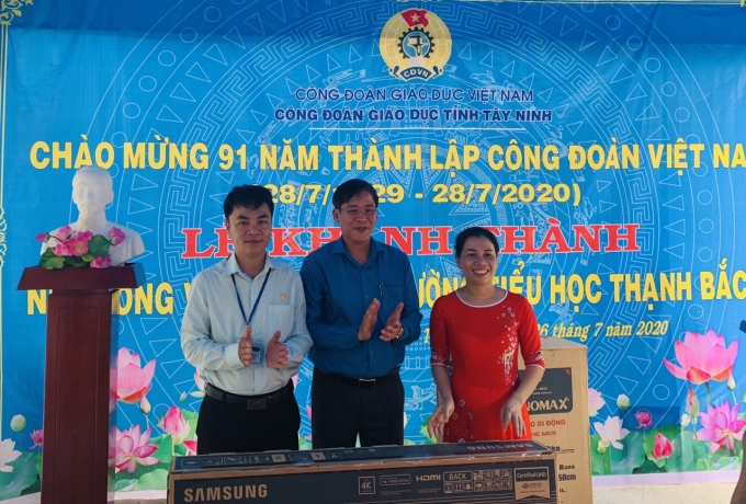 Công đoàn Giáo dục Việt Nam khánh thành và bàn giao nhà công vị giáo viên trường Thạnh Bắc B, Tân Biên, Tây Ninh.