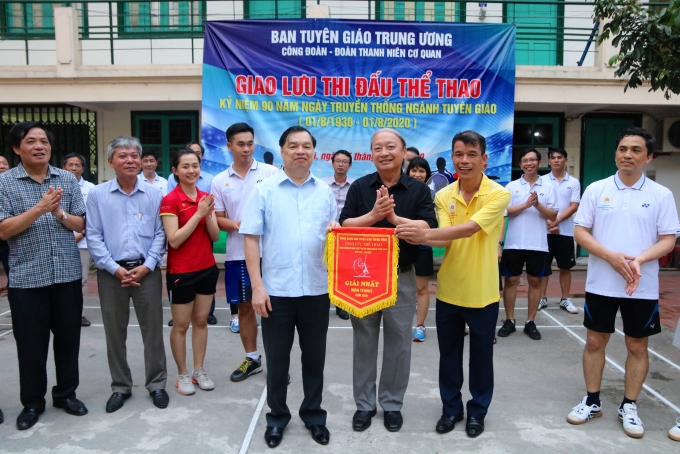 Đồng chí Võ Văn Phuông trao giải Nhất môn quần vợt ở nội dung đôi nam (Ảnh: Minh Thế)