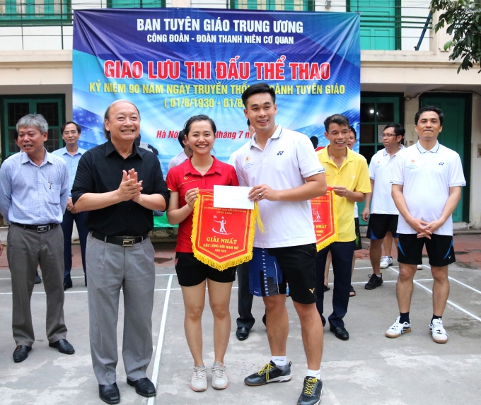 Đồng chí Võ Văn Phuông trao giải Nhất môn cầu lông ở nội dung đôi nam - nữ (Ảnh: Minh Thế)