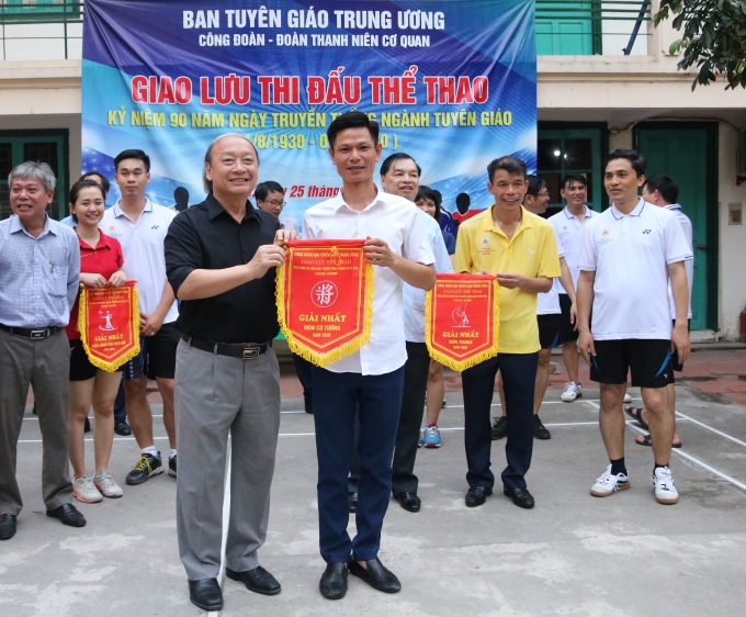 Đồng chí Võ Văn Phuông trao giải Nhất môn cờ tướng (Ảnh: Minh Thế)