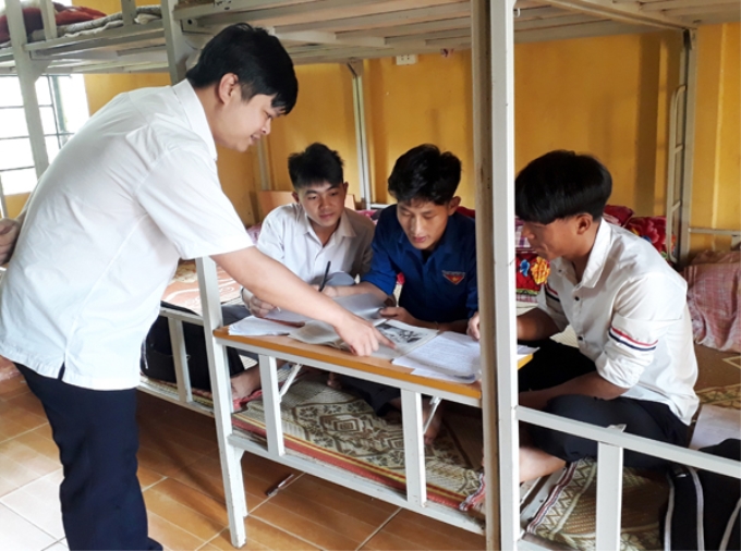 Giáo viên luôn sát cánh động viên, hỗ trợ, tiếp sức cho học sinh trong giai đoạn này. Ảnh: Tuấn Ngọc/baolaocai.vn