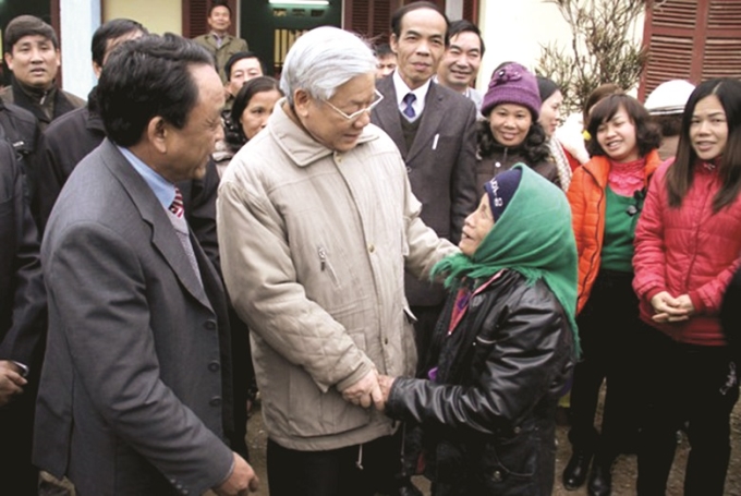Tổng Bí thư Nguyễn Phú Trọng với người dân xã Bản Lầu, huyện Mường Khương, tỉnh Lào Cai (ngày 6/1/2013).