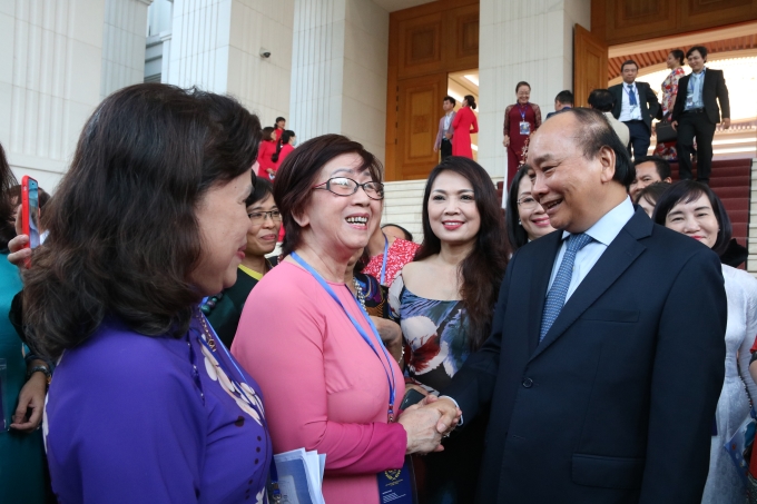 Thủ tướng Nguyễn Xuân Phúc ân cần trò chuyện với các nữ văn nghệ sỹ, trí thức, nhà khoa học.