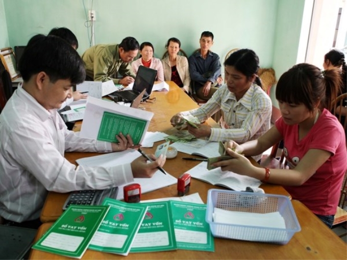 Khách hàng giao dịch tại Ngân hàng Chính sách xã hội. (Ảnh: CTV/Vietnam+)