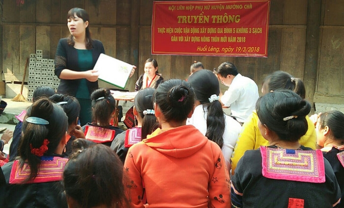 Cán bộ Hội Liên hiệp Phụ nữ huyện Mường Chà tuyên truyền, vận động hội viên bản Huổi Tó, xã Huổi Lèng thực hiện Cuộc vận động Xây dựng gia đình “5 không 3 sạch” gắn với xây dựng nông thôn mới.