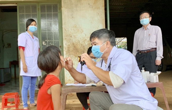 Ngành y tế tỉnh Gia Lai thực hiện khám sàng lọc cho người dân tại làng Bông Hiot, xã Hải Yang, huyện Đak Đoa- nơi có ca bệnh bạch hầu tử vong. (Ảnh: Quang Thái/TTXVN)