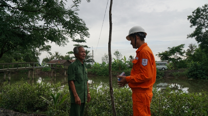 Tuyên truyền, khuyến khích người dân vùng nông thôn tại xã Phong Lạc (huyện Trần Văn Thời, tỉnh Cà Mau) sử dụng điện an toàn sau điện kế nhằm giảm thiểu tai nạn điện.