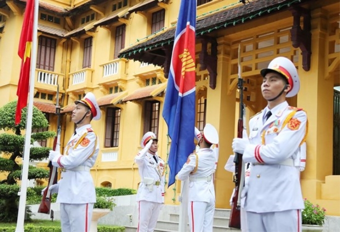 Lực lượng tiêu binh thực hiện nghi thức thượng cờ ASEAN. (Ảnh: Lâm Khánh/TTXVN)