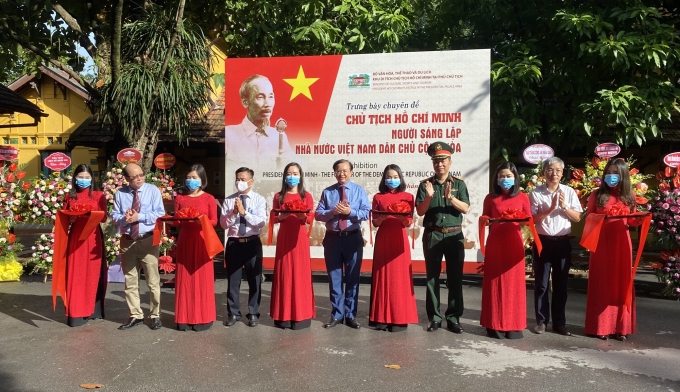 Cắt băng lễ khai mạc trưng bày chuyên đề “Chủ tịch Hồ Chí Minh- người sáng lập Nhà nước Việt Nam Dân chủ Cộng hòa”.