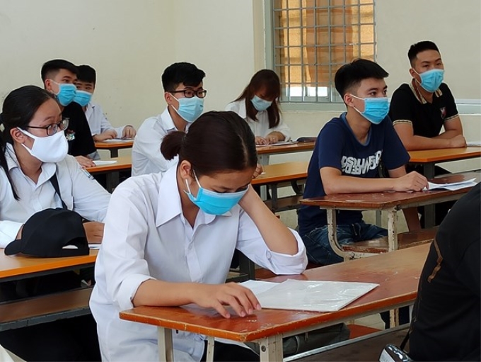 Thí sinh làm thủ tục dự thi Tốt nghiệp Trung học phổ thông. (Ảnh: Phạm Mai/Vietnam+)