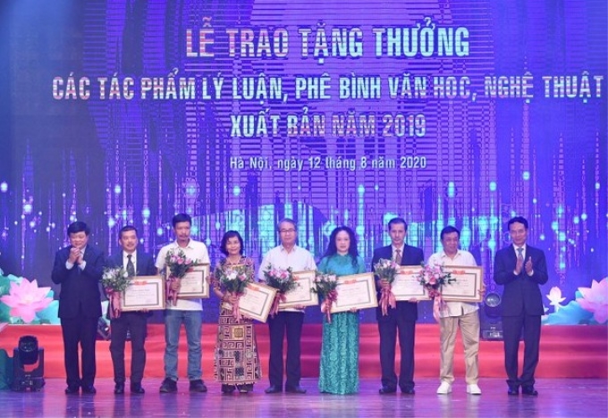 PGS.TS Nguyễn Thế Kỷ và ông Nguyễn Mạnh Hùng trao tặng thưởng cho các tác phẩm mức B. (Ảnh: TA)