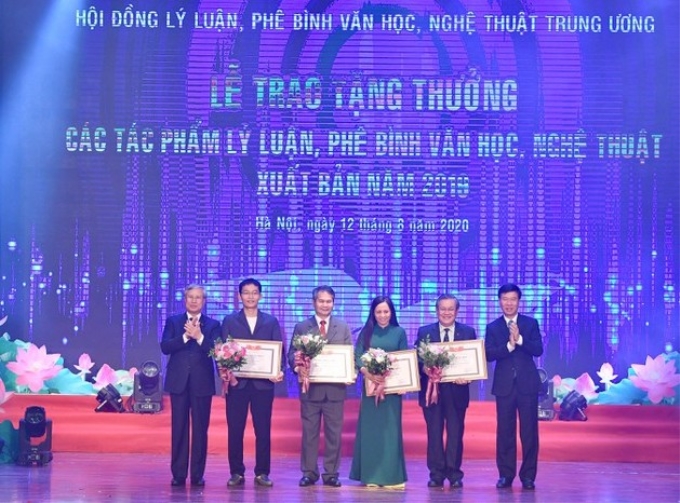 Đồng chí Trần Quốc Vượng và đồng chí Võ Văn Thưởng trao tặng thưởng cho các tác phẩm mức A. (Ảnh: TA)