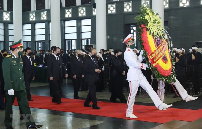 Đoàn đại biểu Ban Chấp hành Trung ương Đảng, các đồng chí lãnh đạo, nguyên lãnh đạo Đảng, Nhà nước do Thủ tướng Nguyễn Xuân Phúc dẫn đầu, viếng nguyên Tổng Bí thư Lê Khả Phiêu. (Ảnh: TTXVN)