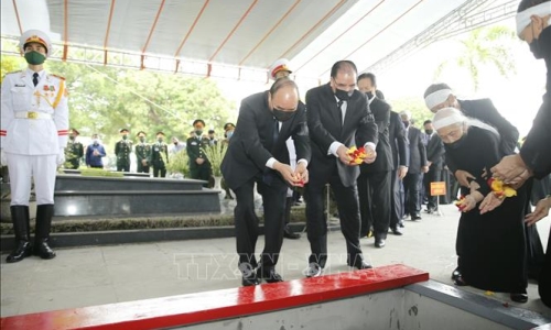 Lễ an táng nguyên Tổng Bí thư Lê Khả Phiêu tại Nghĩa trang Mai Dịch, Hà Nội