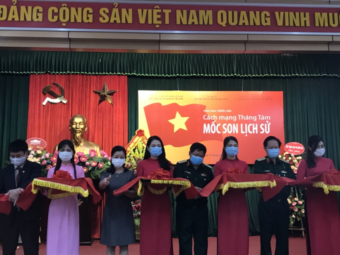 Cắt băng khai mạc Triển lãm.