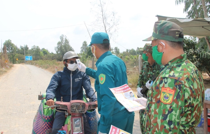 Lực lượng Bộ đội biên phòng tuyên truyền về các biện pháp phòng, chống dịch bệnh COVID-19 cho người dân trên vùng biên giới. (Ảnh: Văn Khương/TTXVN)