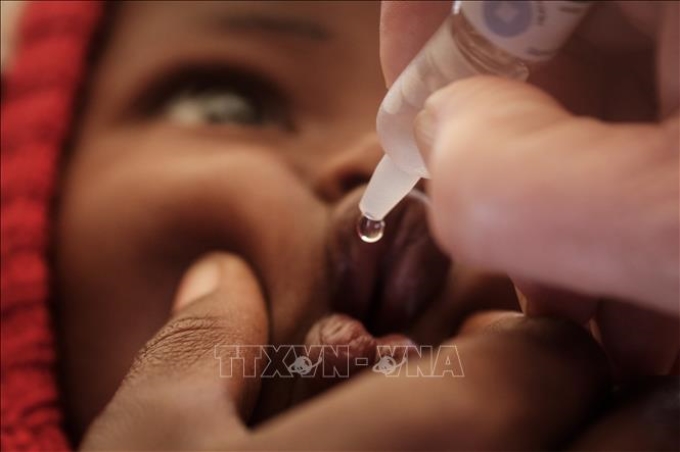 Cho trẻ em uống vaccine phòng bại liệt tại Kajiado, Kenya. Ảnh: AFP/ TTXVN