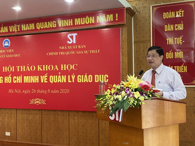 GS.TS Phạm Quang Trung tham luận tại Hội thảo.