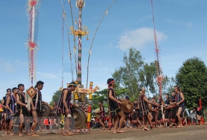 Bài cồng chiêng mừng lúa mới dân tộc Jơ Rai. Không gian văn hóa Cồng chiêng Tây Nguyên đã được UNESCO công nhận là Kiệt tác truyền khẩu và Di sản văn hóa phi vật thể của nhân loại ngày 25/11/2005. (Ảnh: Sỹ Huynh/TTXVN)