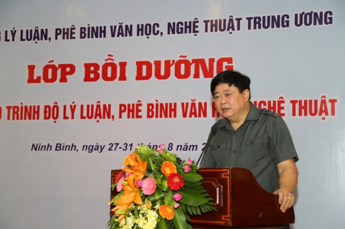 Đồng chí Nguyễn Thế Kỷ phát biểu khai mạc lớp học.