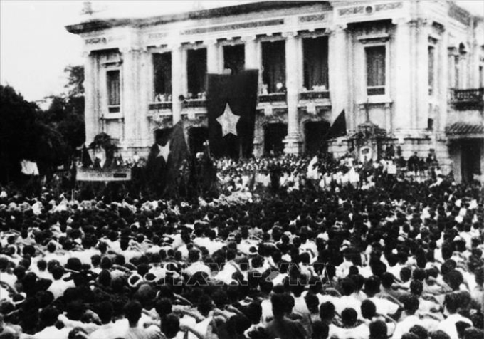 Sáng 19/8/1945, hàng chục vạn người dân ở Hà Nội và các tỉnh lân cận theo các ngả đường kéo về quảng trường Nhà hát lớn Hà Nội dự cuộc mít tinh lớn chưa từng có của quần chúng cách mạng, hưởng ứng cuộc Tổng khởi nghĩa giành chính quyền. Ảnh Tư liệu TTXVN