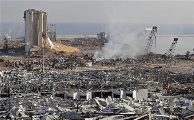 Cảnh tan hoang sau vụ nổ kinh hoàng ở khu cảng thủ đô Beirut, Liban. (Ảnh: AFP/TTXVN)